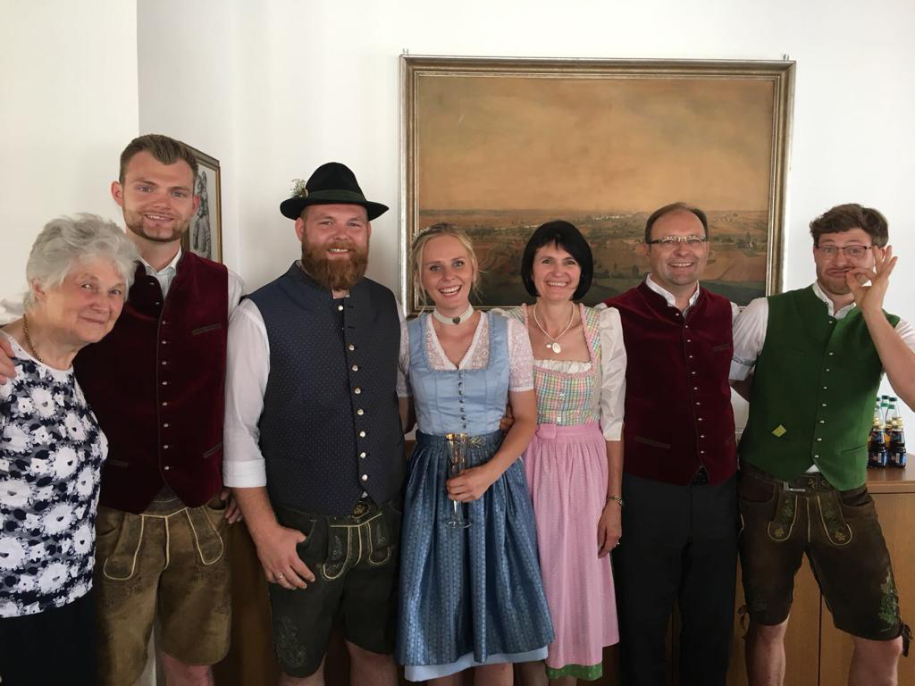 Die Familie Haunschild mit Team freut sich auf Ihren Besuch